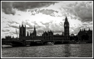 A black and white photo overlooking the river thames with big ben in the background