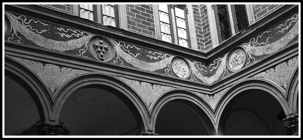 Black and white close up of the arches in the inner courtyard